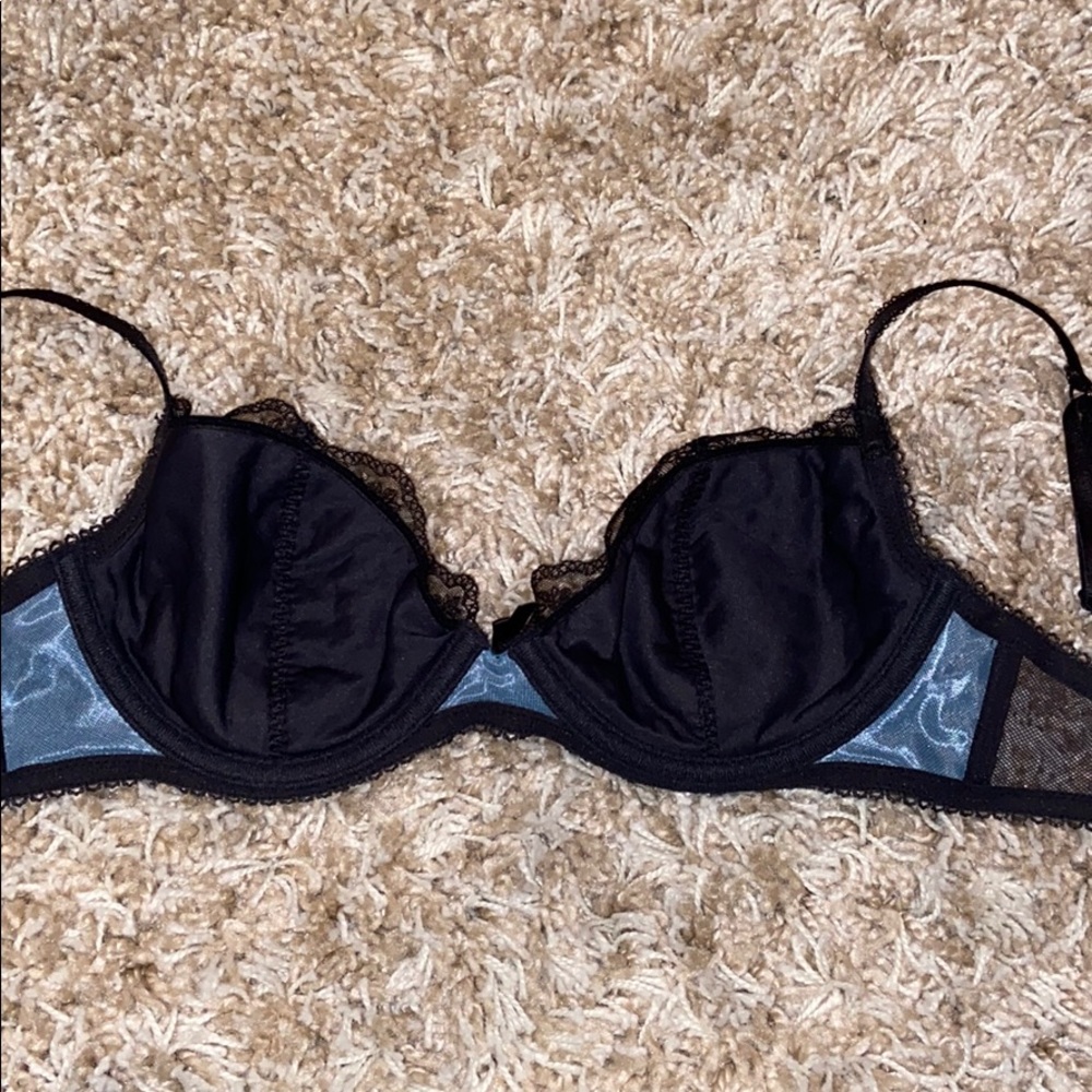 Victoria’s Secret lace underwire bra. - Picture 3 of 4